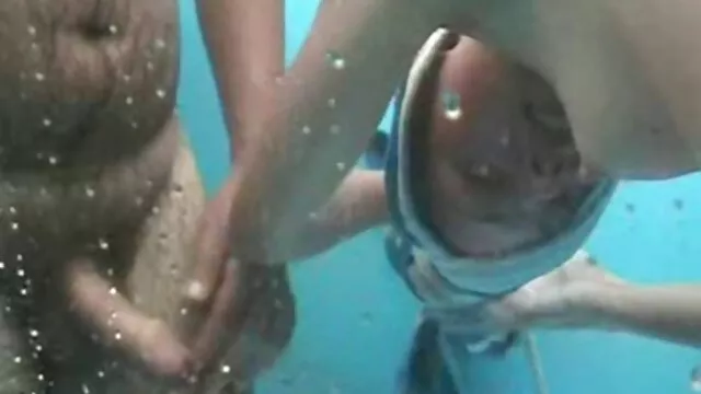 Miễn phí khiêu dâm, không giấy đăng ký  Người phụ nữ tóc vàng clip sec may bay ba gia trên xe mô tô