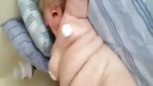 Miễn phí khiêu dâm, không giấy đăng ký  Bald pim sec ba gia quyến rũ một cô gái trong một phòng thử đồ